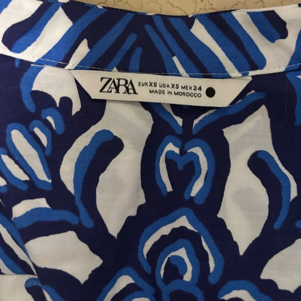 Zara Blue & White Floral Blouse – Grandmillennial / Chinoiserie Inspired - Picture 4 of 4